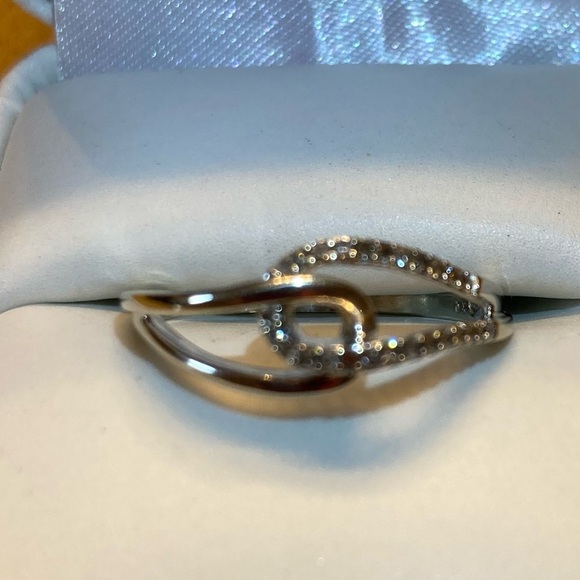 10K White Gold Diamond Ring with Interlocking Design - Picture 1 of 6